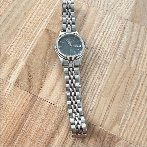 Citizen Quartz ladies gray dial silver tone presidential style watch NEW BATTERY main image 5
